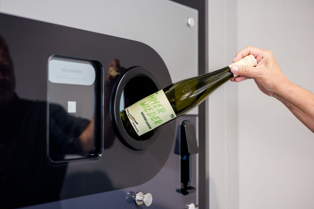 Die neue Mehrweg-Weinflasche – Immer wieder-Flasche beim Leergutautomat