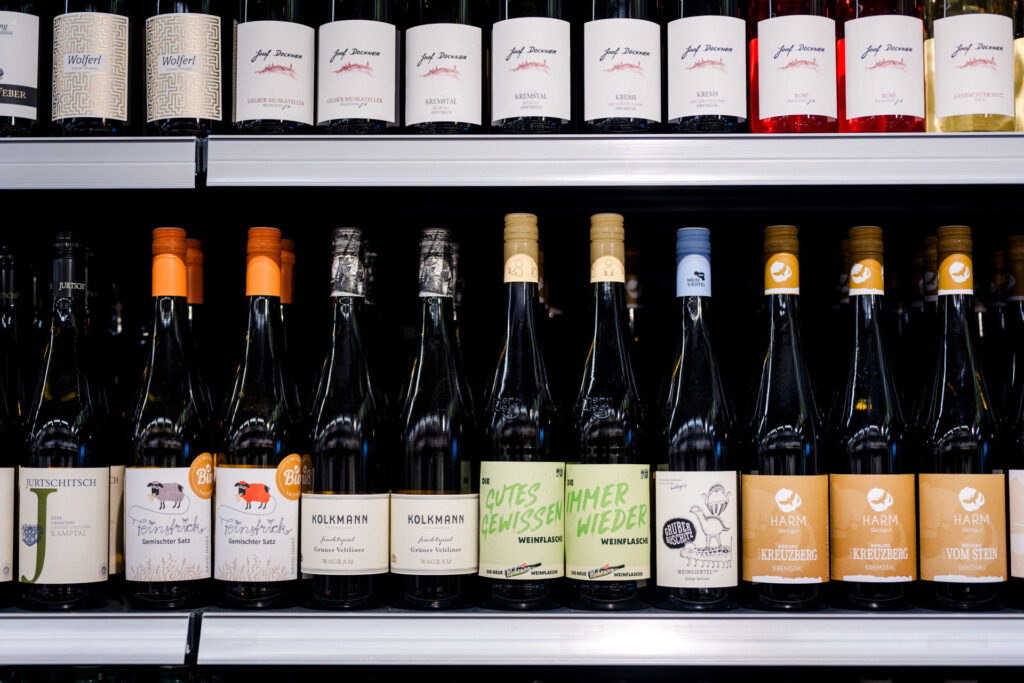 Die neue Mehrweg-Weinflasche – Immer wieder-Flasche am Weinregal – frontal