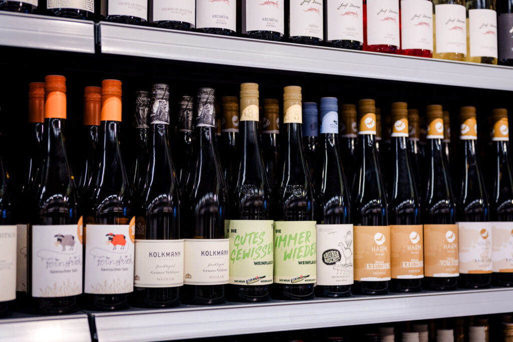 Die neue Mehrweg-Weinflasche – Immer wieder-Flasche am Weinregal – schräg