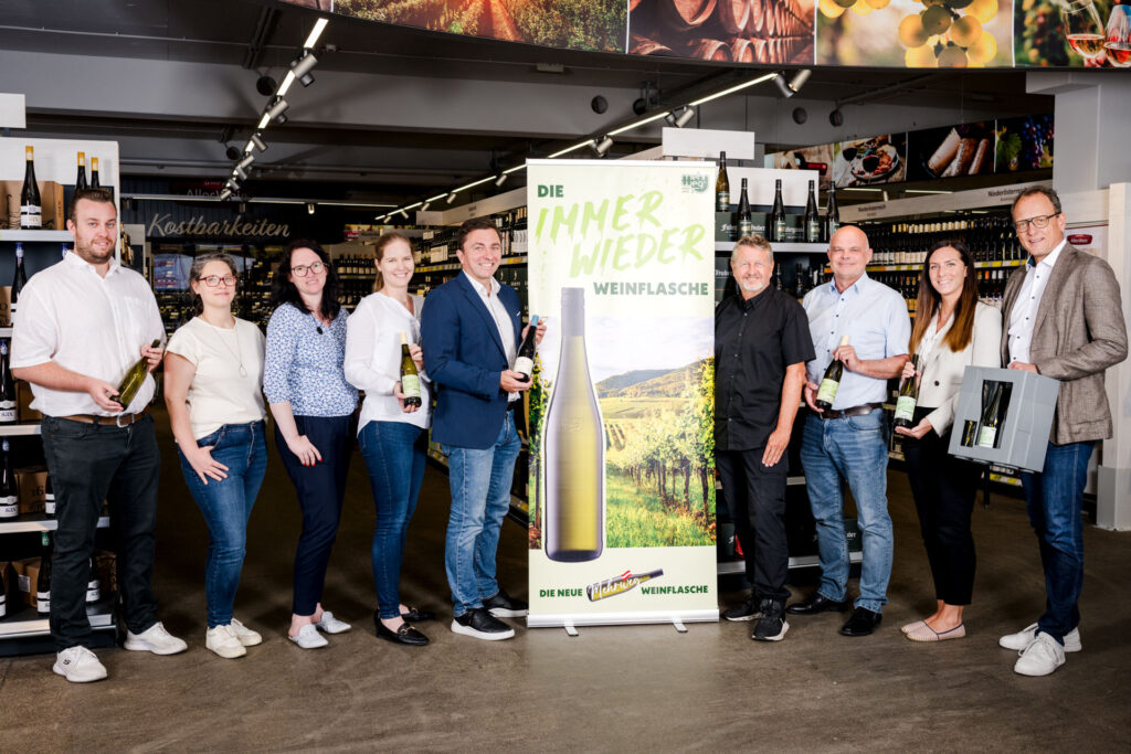 Die neue Mehrweg-Weinflasche - Steuerungsgruppe mit Partner:innen und Banner